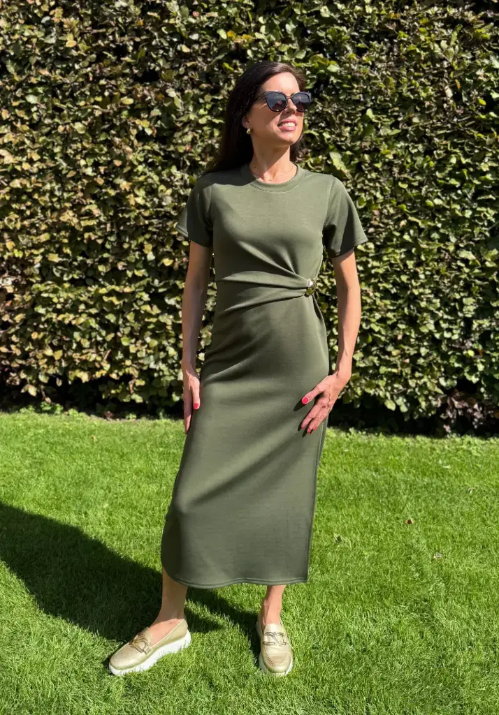 Groene jurk gouden gesp